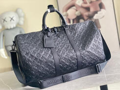 Top-quality original M44810 model. This Keepall Bandoulière 50 travel bag is made of Monogram Shadow leather and features a full Monogram embossing.